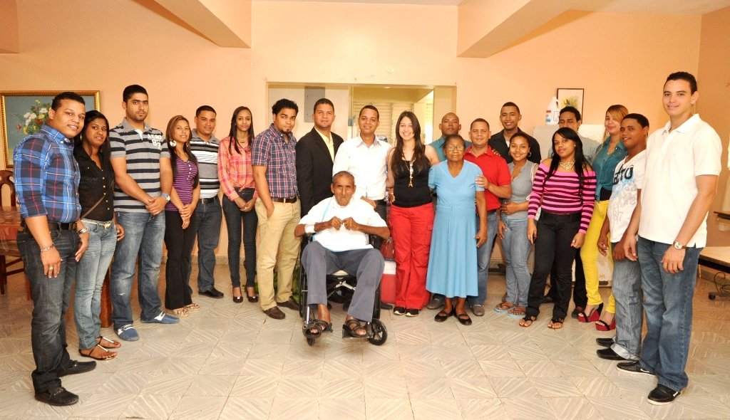 Jovenes ejemplo de nuestra provincia Espaillat comparten en el asilo de ancianos de Moca